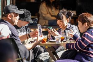 Bisnis kafe dorong vitalitas kawasan Tepi Danau Cuihu di Kunming China