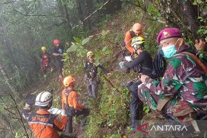 Prajurit Marinir dikerahkan bantu proses evakuasi pesawat ATR 42-500