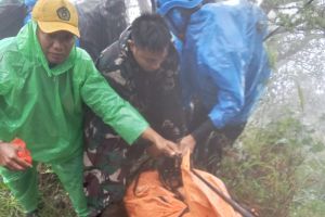 Personel TNI AD evakuasi korban kecelakaan pesawat ATR 42-500