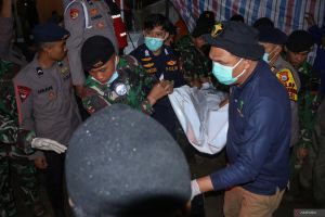 Evakuasi korban kecelakaan pesawat ATR 42-500