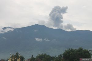 Gunung Marapi meletus Kamis petang, lontarkan abu setinggi 600 meter
