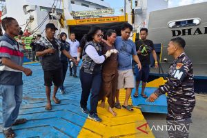 TNI AL evakuasi penumpang dari kapal miring di pelabuhan Balikpapan