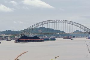 Jembatan Mahakam Ulu retak ditabrak tongkang, lalu lintas dibatasi