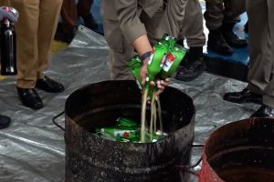 Pemkot Jayapura musnahkan ratusan botol miras selama Natal-Tahun Baru