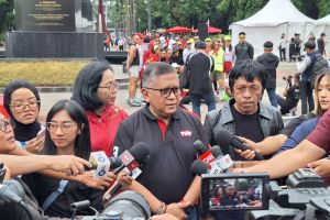 Megawati utus Hasto kirim karangan bunga ucapan HUT Gerindra