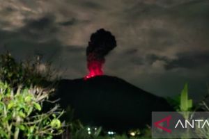 Gunung Marapi semburkan abu vulkanik setinggi tiga kilometer