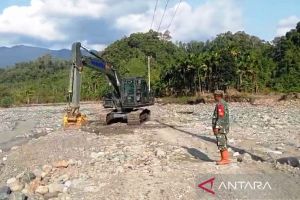 Pemkab Aceh Barat tuntaskan perbaikan jalan putus ke KAT Sikundo