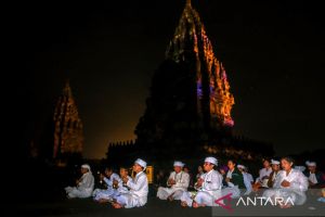 Ketika 1.008 cahaya dipa dan irama damaru warnai malam Candi Prambanan