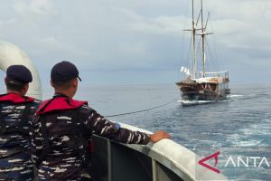 TNI AL bantu penyelamatan kapal wisata rusak propeler di Raja Ampat