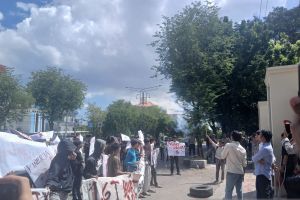 Mahasiswa demo DPRA tuntut percepatan penanganan bencana Aceh