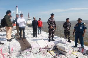 Lanal Dumai-Koarmada I sita 200 ton arang bakau di Perairan Meranti