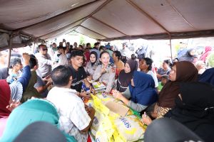 Polda Maluku bagi beras gratis kepada 1.000 warga Ambon