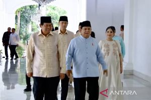 Prabowo sambut SBY beserta keluarga saat halalbihalal di Istana
