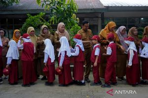 Membela guru dan penyuluh agama honorer