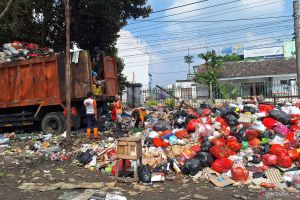 Warga masih buang sampah di TPS liar rel kereta Stasiun Pasar Minggu