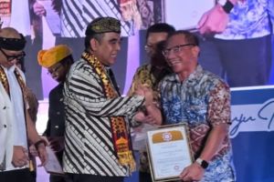 KMHDI beri penghargaan tokoh Hindu Nasional kepada Komisioner KI Pusat