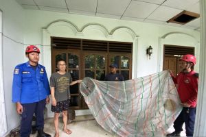Balon udara berpetasan nyangkut di kabel listrik, Damkar Tulungagung sigap evakuasi