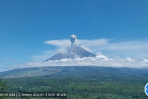 Gunung Semeru kembali erupsi Senin pagi, tinggi letusan capai 1 km