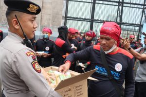 Polisi bagikan makanan ringan dan air mineral untuk massa aksi di DPR