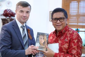 Dubes Rusia beri buku ke Hasto tentang pengalaman penjara Maria Butina