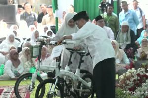 Gibran bagi-bagi sepeda ke santri di haul KH. Abd. Wahab Chasbullah
