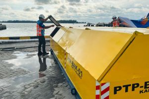 PTP Nonpetikemas Cabang Bengkulu Perdana Operasikan Layanan Drop Tank untuk Curah Cair di Pelabuhan Pulau Baai Bengkulu