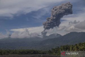 Jalur pendakian Gunung Dukono ditutup total akibat aktivitas vulkanik