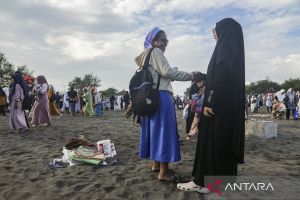 Toleransi di tengah hamparan Gumuk Pasir Parangkusumo