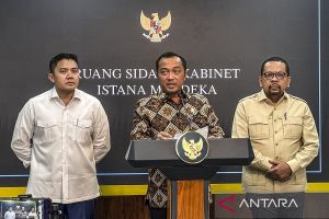 Politik kemarin, Kepala BGN diganti hingga Prabowo santap MBG