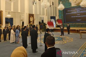 Prabowo lantik Nanik Deyang, Agustina, dan Trenggono jadi pimpinan BGN