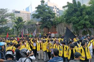 Massa dari berbagai kampus padati Jalan MH Thamrin menuju Bundaran HI