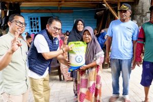 Anggota DPR salurkan 1.000 paket beras bagi warga miskin di Kendari