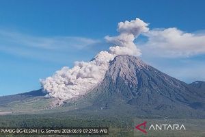 Gunung Semeru erupsi Jumat, awan panas guguran meluncur sejauh 4,5 km