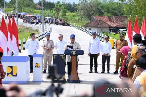 Jalan sepanjang 1.151 kilometer yang menyambungkan desa dan pasar
