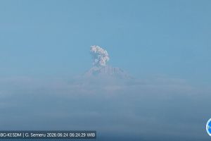 Gunung Semeru erupsi dengan tinggi letusan 600 meter di atas puncak