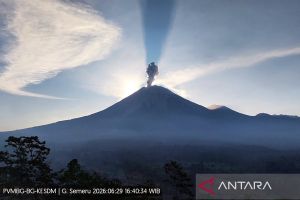 Semeru erupsi dengan letusan setinggi 1,2 km disertai dentuman sedang
