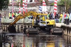 Cegah banjir, PUPR normalisasi parit primer di Pontianak