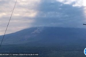 Gunung Semeru erupsi disertai luncuran awan panas sejauh 4 km