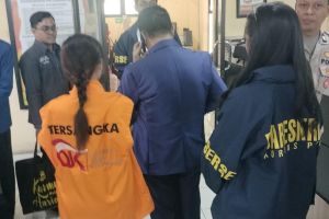 OJK serahkan tersangka dugaan pidana di BPR DCN ke Kejari Batu Malang