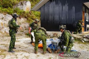 Jenazah pilot pesawat PK-RCY dievakuasi ke Timika