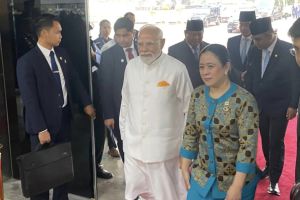 PM India Narendra Modi tiba di parlemen disambut Puan dan Prabowo