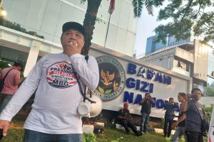 Massa pendukung MBG sampaikan orasi di depan Kantor BGN