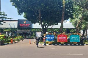 Karangan bunga berjajar di Ditreskrimsus Polda Metro Jaya