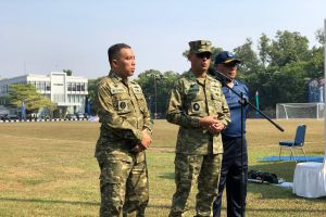 Personel TNI AL dan AL Italia mengawaki kapal induk Garibaldi ke RI