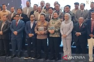 Kapolri dan Jaksa Agung duduk bersama hadiri peluncuran buku di DPR