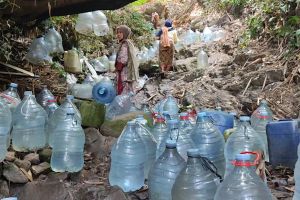 Akibat kekeringan, warga Gunung Batur cari air bersih di bukit