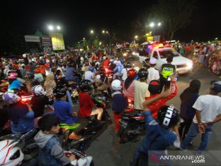 Warga Menyaksikan Takbiran Keliling