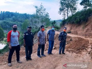 Setelah meninjau, Bupati Tapsel perintahkan Dinas PUPR perbaiki jalan rusak Aek Bilah