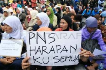 Ribuan guru honorer Sukabumi gelar istigasah