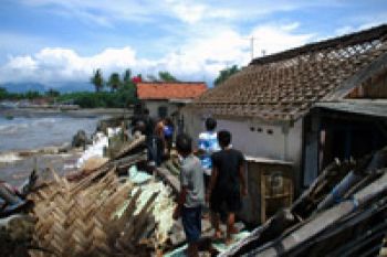 RUMAH ROBOH DITERJANG OMBAK